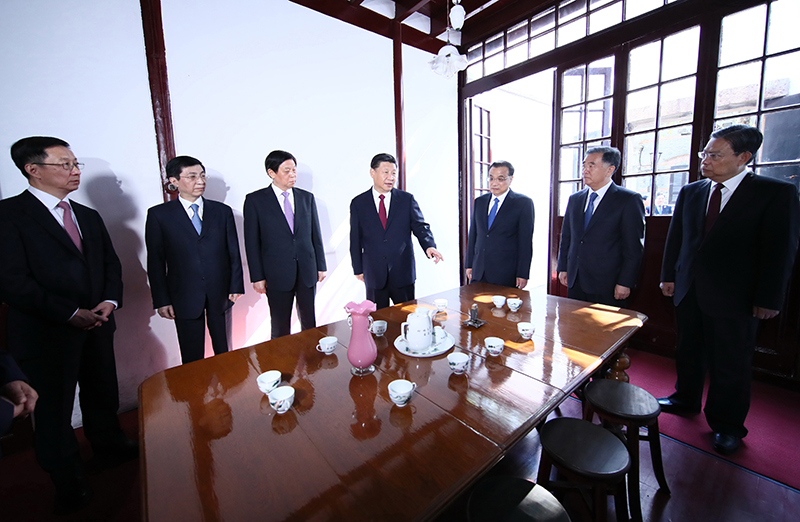 10月31日上午,党的十九大闭幕仅一周,习近平和李克强、栗战书、汪洋、王沪宁、赵乐际、韩正,从北京乘专机来到上海,到兴业路76号集体瞻仰中共一大会址。